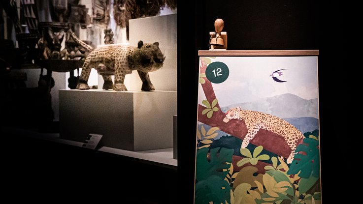 VISUELL Szenografie: Ausstellung „Spurensuche“: Stempelstation des Jaguars steht vor dem entsprechenden Exponat