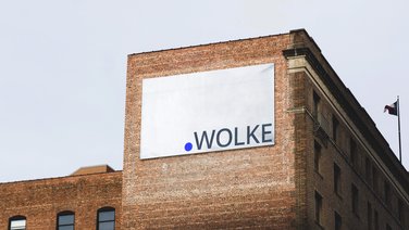 VISUELL Kommunikationsdesign: Corporate Design für punktWOLKE VISUELL Kommunikationsdesign: Corporate Design punktWOLKE: großer Banner mit dem Logo von punktWOLKE auf einem Backsteingebäude