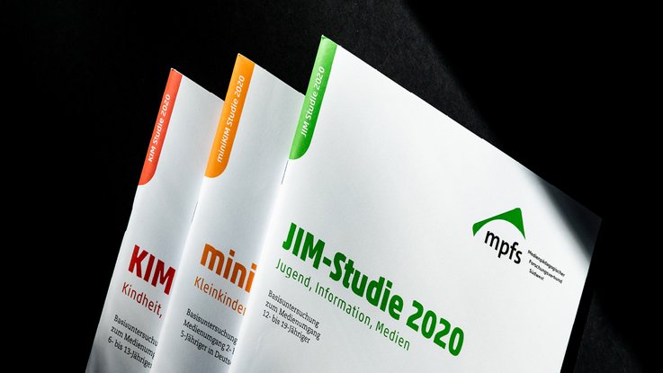 VISUELL Kommunikationsdesign: Editorial Design JIM-, KIM- und miniKIM- Studie: Vorderseite der  JIM-, KIM- und miniKIM- Studien in ihren eigenen Farben - rot, orange und grün