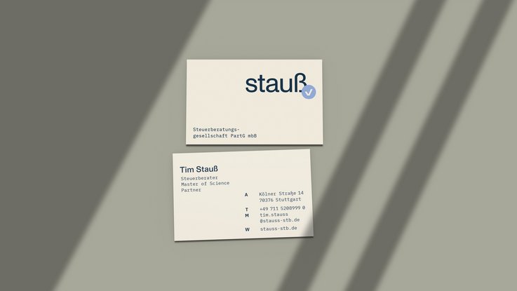 VISUELL Kommunikationsdesign: Corporate Design Stauß VISUELL Kommunikationsdesign: Corporate Design Stauß: Zwei Visitenkarten mit dem neuen Erscheinungsbild für Strauß Steuerberatung; gezeigt werden Wortmarke, Signet mit Häkchen, klare Typografie und eine reduzierte Farbwelt in Beige, Blau und Graugrün.