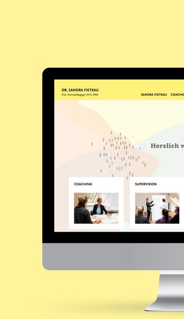VISUELL Kommunikationsdesign: Visual Identity: Website mit hellem gelb, sowie blauen und roten Farbfeldern, Kapitel Coaching und Supervision sind zu lesen