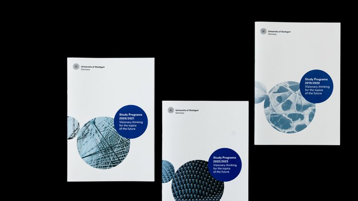 VISUELL Kommunikationsdesign: Editorial Design Study Programs Broschüre: Verschiedene Vorderseiten mit Schattenwurf der verschiedenen Jahre