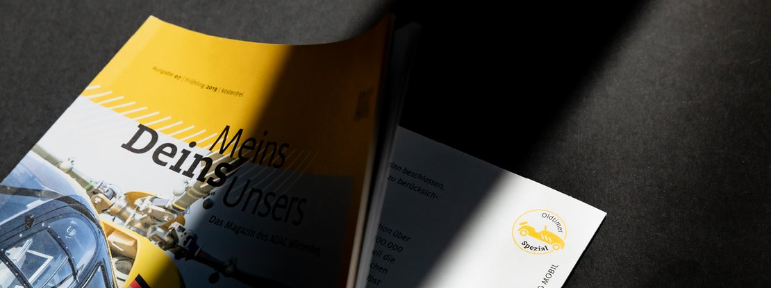 VISUELL Kommunikationsdesign: Editorial Design ADAC Württemberg e.V.: Detailaufnahme Vorderseite in gelb mit Foto mit Schattenwurf. - Aufschrift: MeinsDeinsUnsers