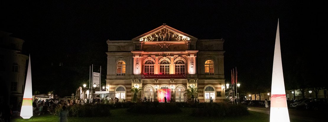 VISUELL Szenografie: Nacht des offenen Denkmals: Die Liederhalle in Baden-Baden angeleuchtet bei Nacht mit Leuchtkegeln und Banner ausgestattet