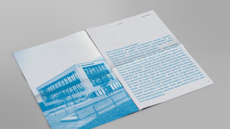 VISUELL Kommunikationsdesign: Editorial Design Mitarbeiterzeitung: Innenseite der Zeitung mit blauer Schrift - Vorwort der Geschäftsleitung