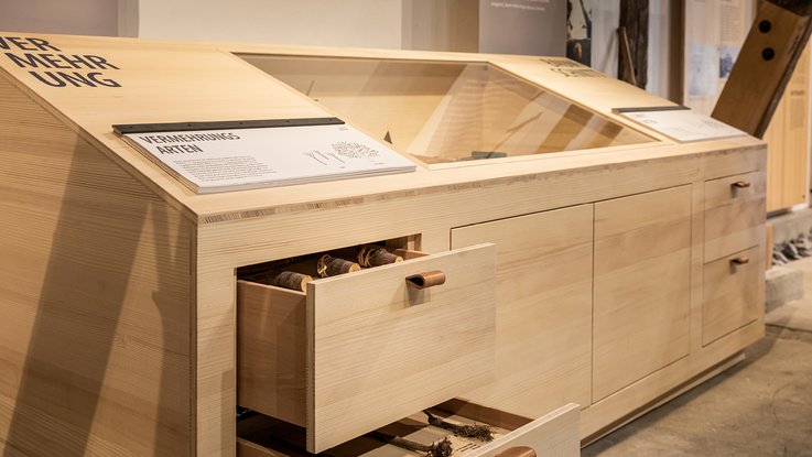 VISUELL Szenografie: Obstbaumuseum: Exponatmöbel zur Vemehrung mit ausziehbaren Schubladen aus Holz