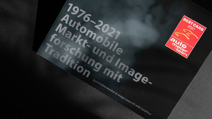 VISUELL Kommunikationsdesign: Schwarze Ergebnisbroschüre mit Logo der BEST CARS 2021  - Aufschrift: 1976 -2021 Automobile Markt- und Imageforschung mit Tradition