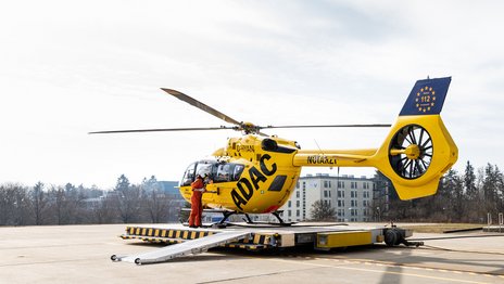 VISUELL Blogbeitrag: ADAC Luftrettung in Ulm mit dem Christoph 22: Claudia Reich steht am gelben Helikopter Christoph 22