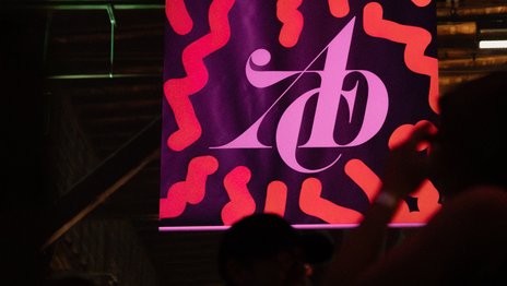 VISUELL Blogbeitrag: ADC Talent Festival 2025 „Goldenes Konfetti – Silberner Nagel“ VISUELL Blogbeitrag: ADC Talent Award 2025: Banner mit dem ADC-Logo in kräftigen Farben beim Kreativfestival in Hamburg, grafisches Kommunikationsdesign als Teil der Eventgestaltung.