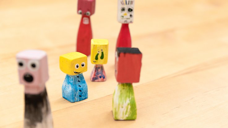 VISUELL Kommunikationsdesign: Visual Identity: Kleine Spielfiguren bei der Arbeit von Sandra Fietkau 