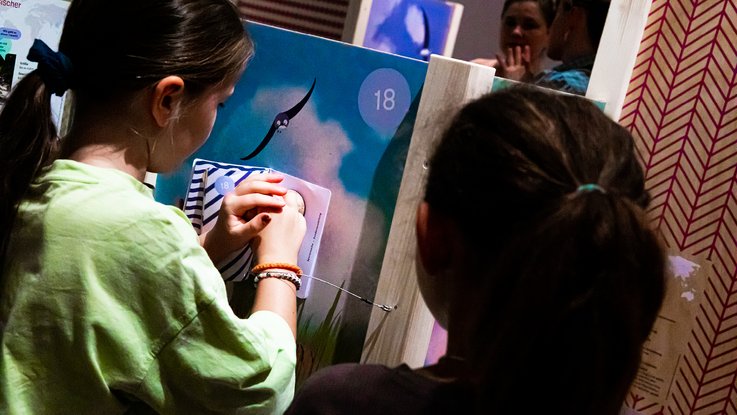 VISUELL Szenografie: Ausstellung „Spurensuche“: Ein Kind nutzt die Stempelstation