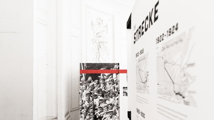 VISUELL Szenografie: Solitude Ausstellung: Stoffbanner mit Informationen über "Die Strecke" - Aufzeigung der Strecke und Informationstext