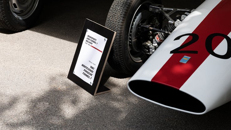 VISUELL Szenografie: Solitude Ausstellung: Detailaufnahme Oldtimer mit passender Informationstafel - Aufschrift: 1961 Monteverdi Porsche Formel 1