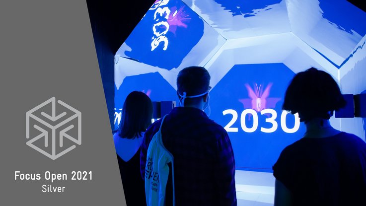 VISUELL Szenografie: die erste Escape-Ausstellung der Welt im StadtPalais Stuttgart – Museum für Stuttgart VISUELL Szenografie: Escape-Ausstellung: Besucher stehen im blauen Zeitzug auf dem Weg ins Jahr 2030