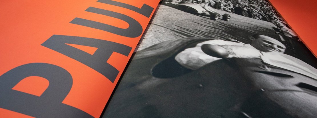 VISUELL Szenografie: Ausstellungsrundgang: Detailaufnahme orangener Stoffbanner - Aufschrift: Paul