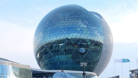 VISUELL Blogbeitrag: Weiterbildung in Astana zur EXPO: Eine 100 Meter hohe Kugel aus Glas auf dem EXPO-Gelände