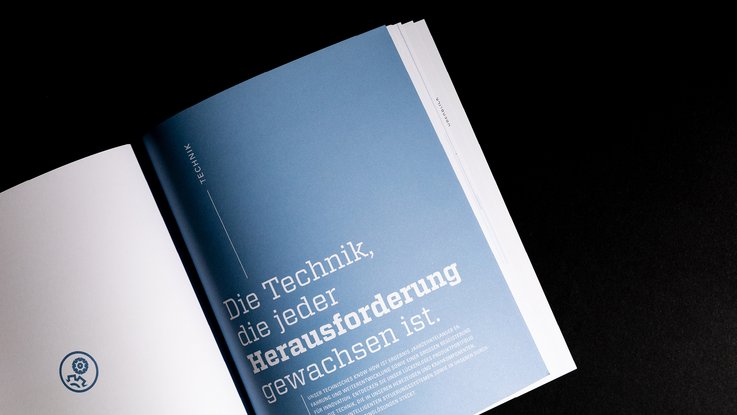 VISUELL Kommunikationsdesign: Editorial Design inMotion: Innenseite hellblau mit weißer Schrift - Aufschrift: Die Technik, die jeder Herausforderung gewachsen ist.