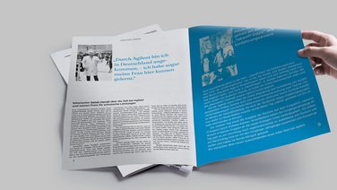 VISUELL Kommunikationsdesign: Editorial Design Mitarbeiterzeitung: Innenseite: Linke Seite weiß mit blauer Überschrift, rechte Seite blau mit weißer Schrift