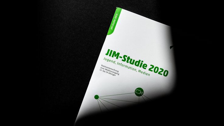 VISUELL Kommunikationsdesign: Editorial Design JIM-, KIM- und miniKIM- Studie: Detailansicht Vorderseite der JIM-Studie mit grünen Icons - Aufschrift: KIM-Studie