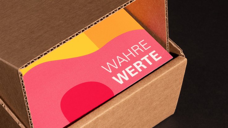 VISUELL Kommunikationsdesign: Denkmalplaketten Landesamt für Denkmalpflege VISUELL Kommunikationsdesign: Aufgeklappter Karton mit Blick auf die farbige Denkmalplakette des Landesamts für Denkmalpflege mit dem Schriftzug „Wahre Werte“
