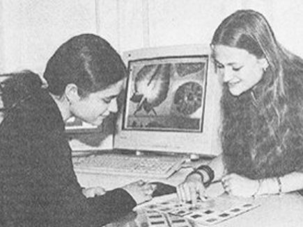 VISUELL Historie: 1995: Zwei Auszubildende von VISUELL an einem Computer