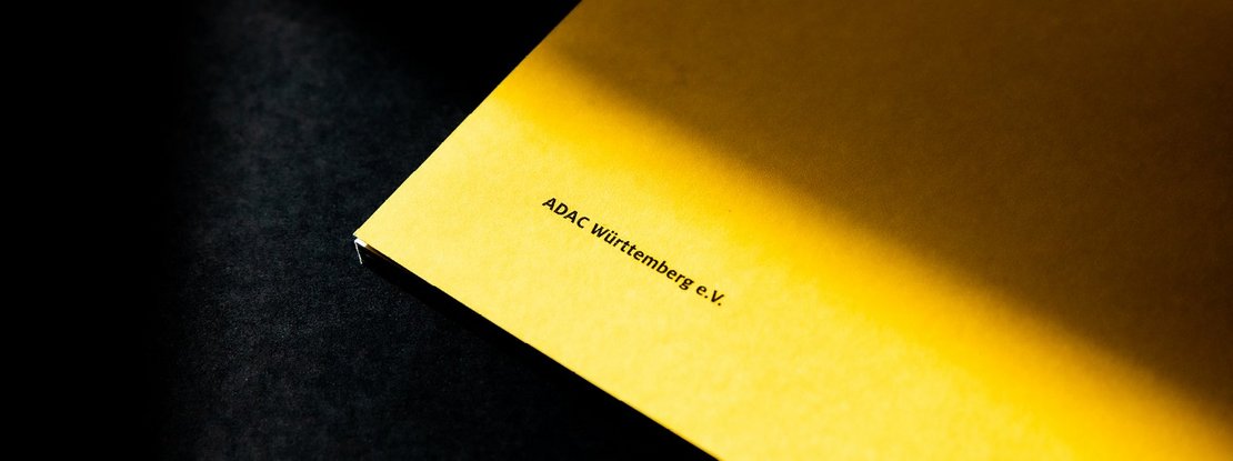 VISUELL Kommunikationsdesign: Detailansicht Rückseite des Geschäftsberichtes Rückspiegel 2022  – Aufschrift: ADAC Württemberg e.V.